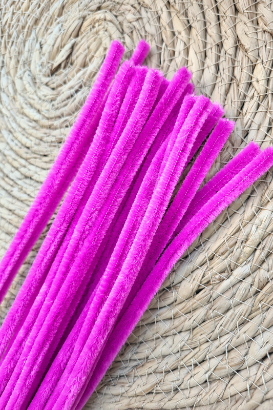 Fuchsia chenilledraden afgestemd op de laatste kleurreferentie