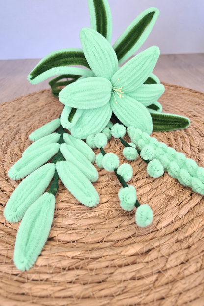 Mintgroene bloemen afgestemd op de kleur van het chenilledraad