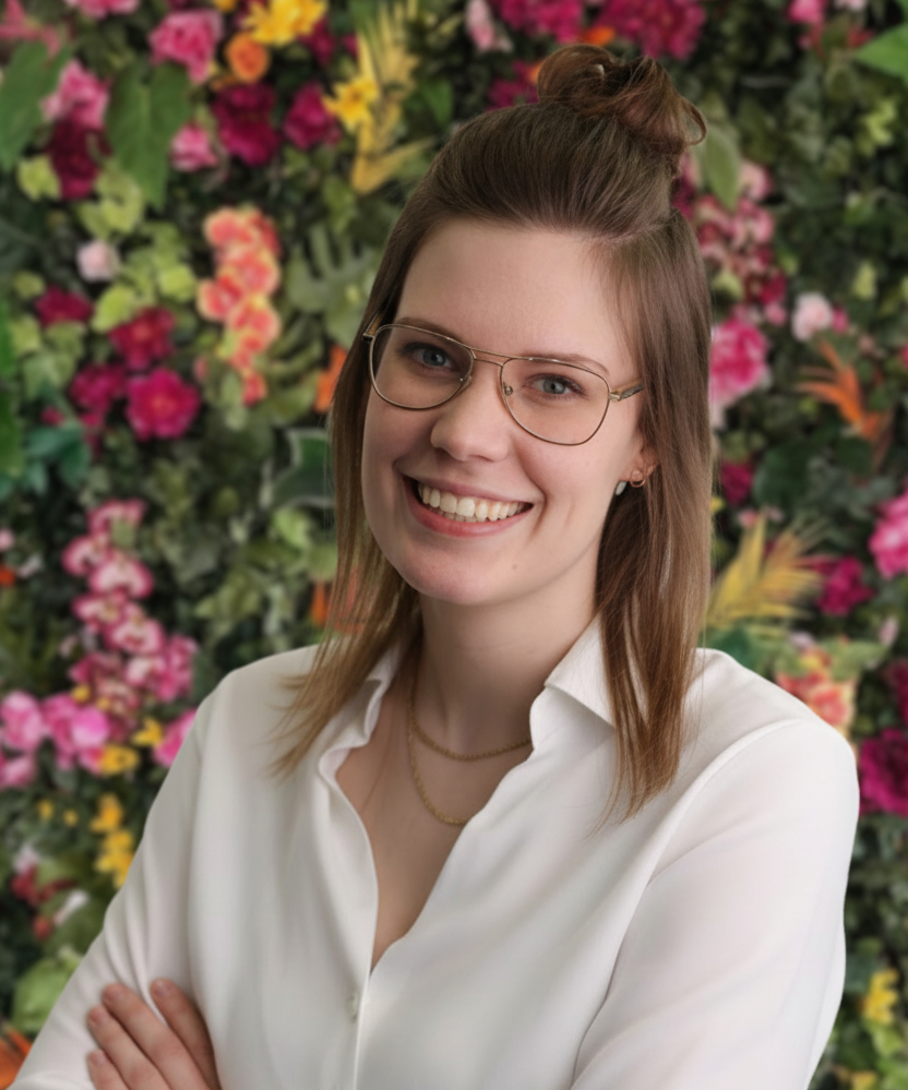 Portret met bloemenmuur achtergrond