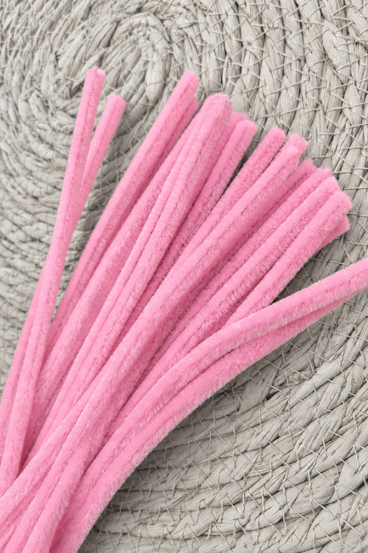 Roze chenilledraden met subtiele warmere kleurcorrectie